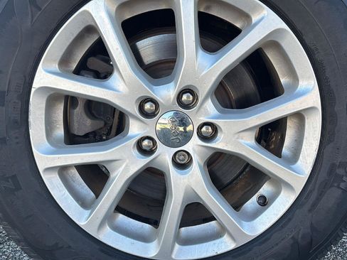 Used 2017 Jeep Cherokee Latitude w/ Trailer Tow Group AWD/4WD image 28