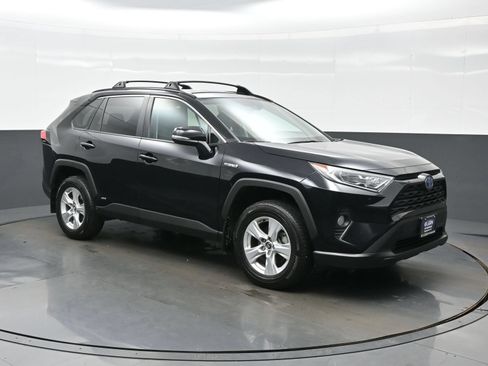 Used 2020 Toyota RAV4 XLE w/ XLE Grade Weather Package AWD/4WD image 8