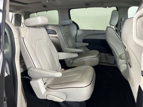 Used 2017 Chrysler Pacifica Limited w/ Advanced Safetytec Group FWD image 24