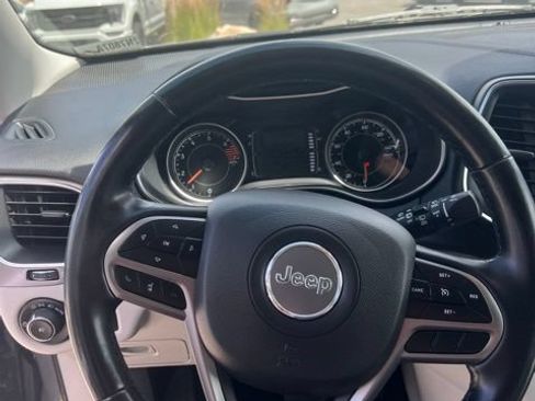 Used 2021 Jeep Cherokee Latitude Plus AWD/4WD image 7