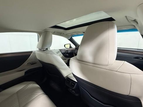 Used 2025 Lexus ES 300h w/ Technology Package FWD image 30