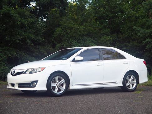 Used 2013 Toyota Camry SE FWD image 1