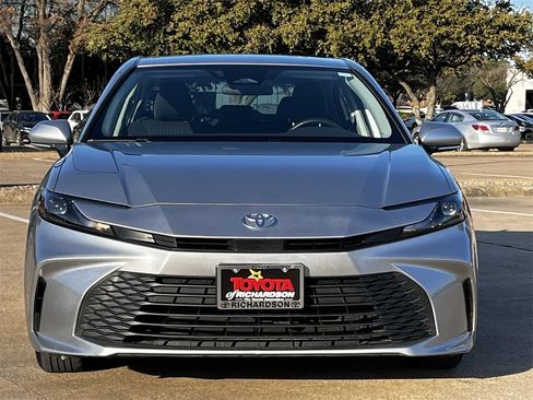 Used 2025 Toyota Camry LE image 7