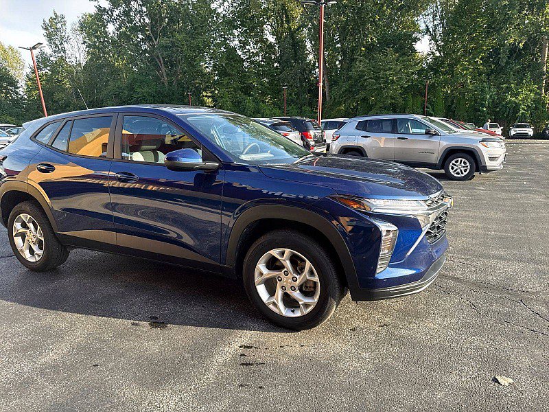 Used 2024 Chevrolet Trax LS w/ LS Convenience Package FWD image 7