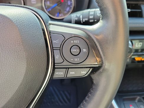 Used 2021 Toyota RAV4 XLE Premium image 22