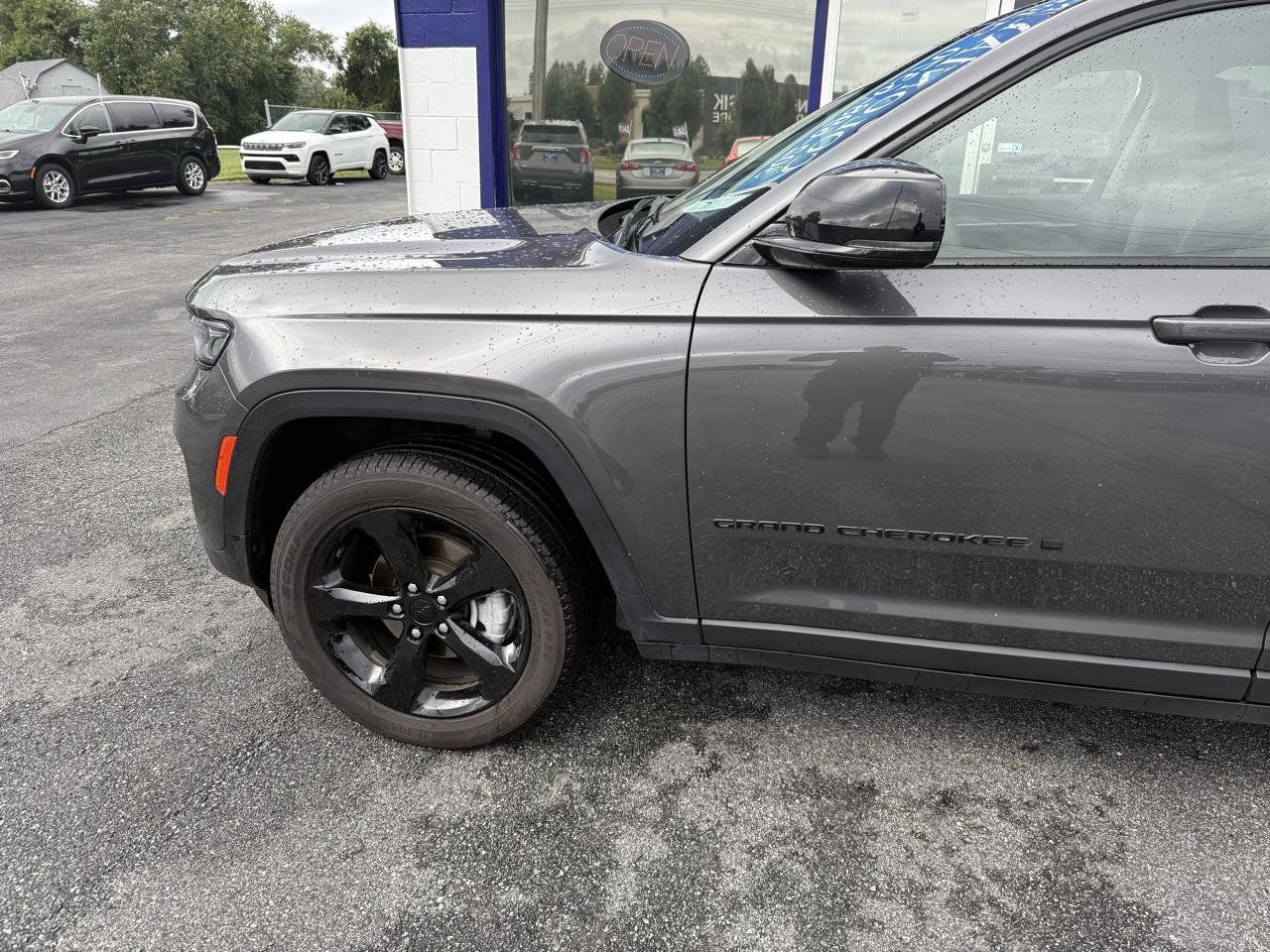 Used 2023 Jeep Grand Cherokee Limited w/ Black Appearance Package AWD/4WD image 3