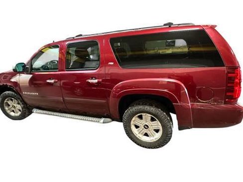 Used 2007 Chevrolet Suburban LT w/ LT Preferred Equipment Group AWD/4WD image 2
