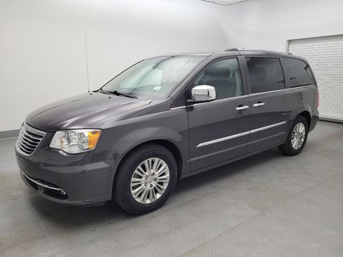 Used 2016 Chrysler Town & Country Limited image 2