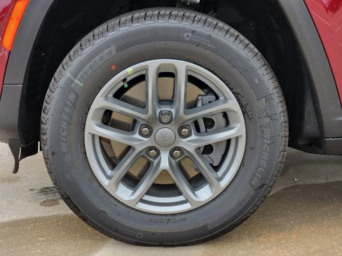 New 2025 Jeep Grand Cherokee L Laredo image 10