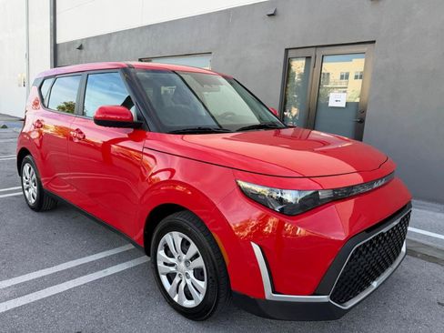 Used 2023 Kia Soul LX FWD image 3