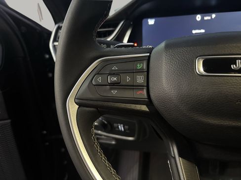 Used 2025 Jeep Grand Cherokee Laredo X image 25