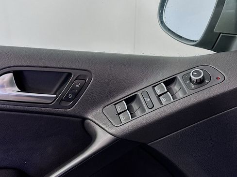Used 2011 Volkswagen Tiguan SE image 16