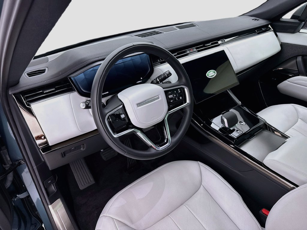 Used 2025 Land Rover Range Rover Sport SE AWD/4WD image 9