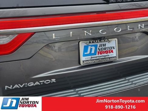 Used 2017 Lincoln Navigator Select image 11