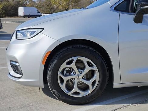 Used 2024 Chrysler Pacifica Limited image 6