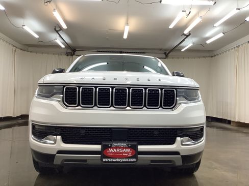 Used 2023 Jeep Wagoneer L Series II AWD/4WD image 10