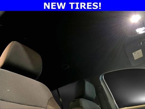 Used 2023 Chevrolet Traverse LT image 28