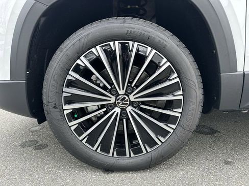 New 2026 Volkswagen Taos SE image 11