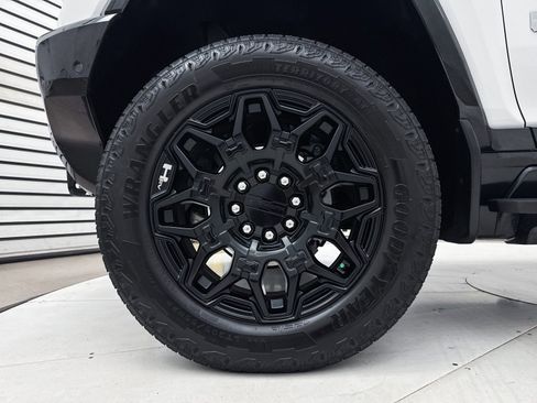 Used 2025 GMC Hummer EV 2X image 40