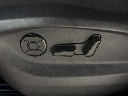 Certified 2025 Volkswagen Tiguan SE FWD image 18