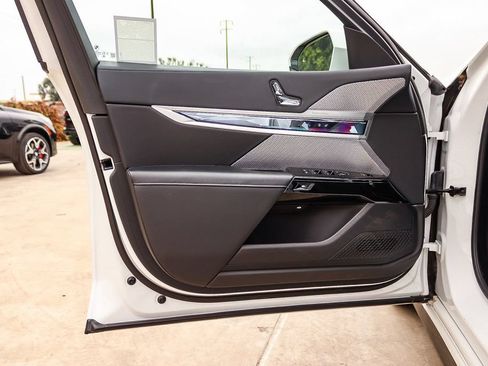 Used 2025 BMW 740i xDrive AWD/4WD image 24