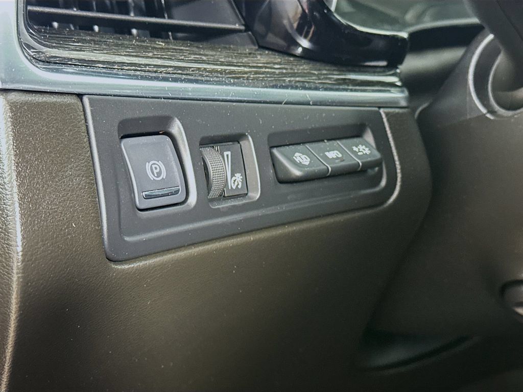 Used 2022 Cadillac XT5 Premium Luxury w/ Technology Package AWD/4WD image 12