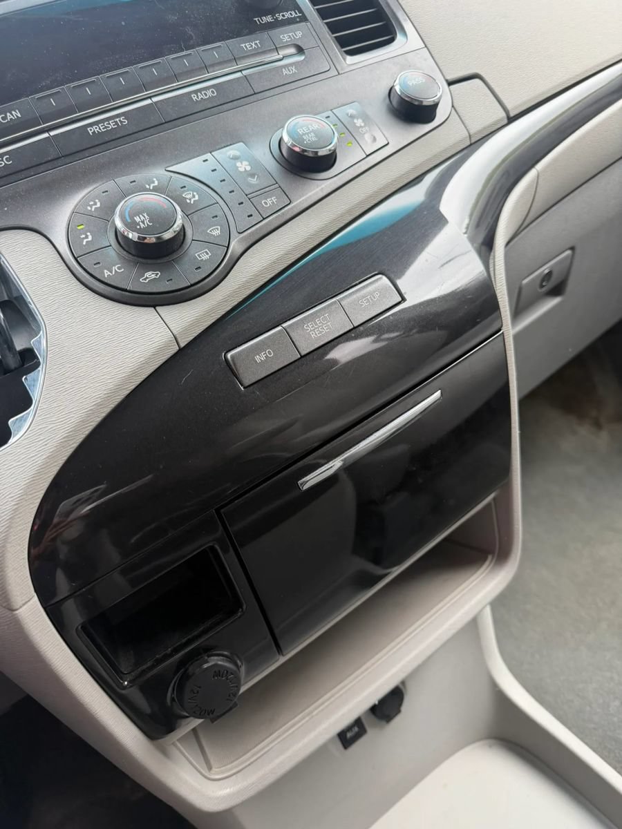 Used 2012 Toyota Sienna LE w/ Towing Pkg AWD/4WD image 14
