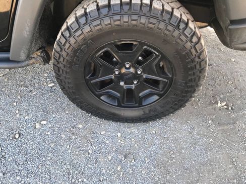 Used 2013 Jeep Wrangler Unlimited Sahara image 31