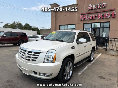 Used 2012 Cadillac Escalade Luxury RWD image 1
