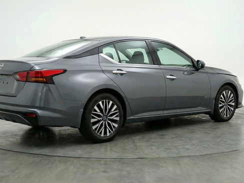 Used 2025 Nissan Altima 2.5 SV image 9