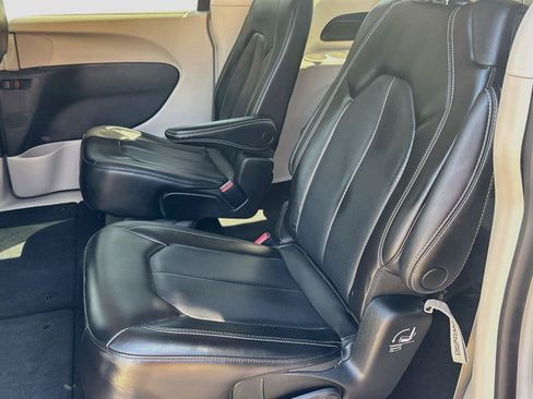 Used 2023 Chrysler Pacifica Touring-L FWD image 16