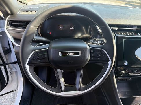 Used 2024 Jeep Grand Cherokee Altitude RWD image 11
