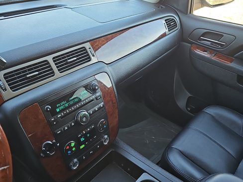 Used 2010 Chevrolet Suburban LT image 24