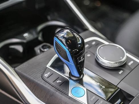 Used 2022 BMW i4 eDrive40 image 17