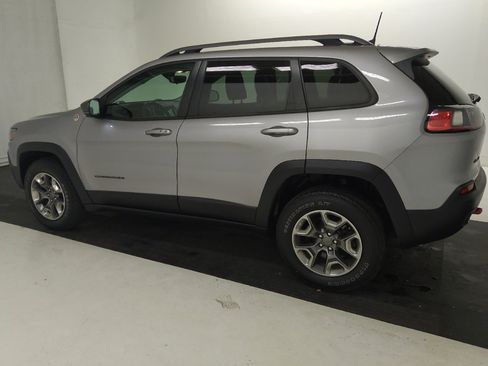 Used 2019 Jeep Cherokee Trailhawk w/ Cold Weather Group AWD/4WD image 3
