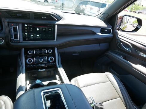 Used 2022 GMC Yukon XL Denali AWD/4WD image 13