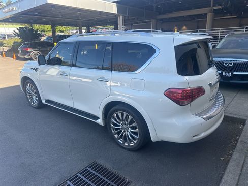 Used 2016 INFINITI QX80 4WD w/ Deluxe Technology Package image 3