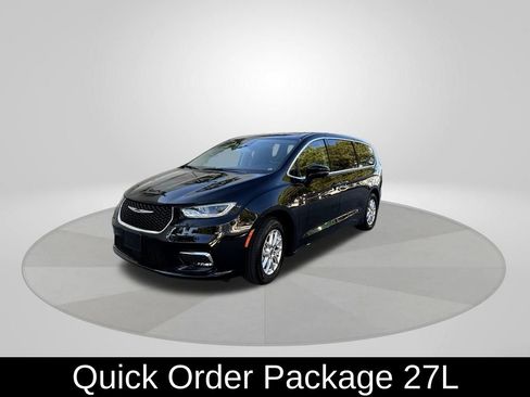 Used 2024 Chrysler Pacifica Touring-L image 3