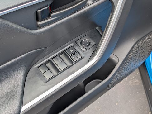 Used 2021 Toyota RAV4 LE AWD/4WD image 19