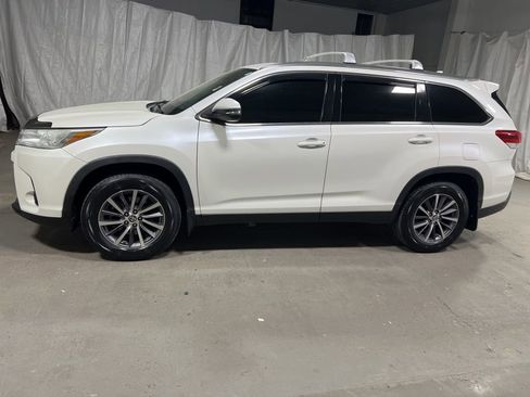 Used 2019 Toyota Highlander XLE image 4
