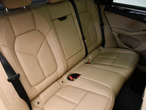 Certified 2025 Porsche Macan image 54