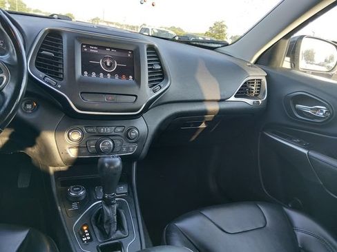 Used 2019 Jeep Cherokee Latitude Plus w/ Comfort/Convenience Group AWD/4WD image 11