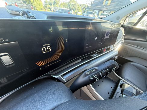 Used 2025 Kia Carnival FWD image 22