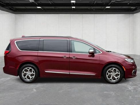 Used 2022 Chrysler Pacifica Limited FWD image 6