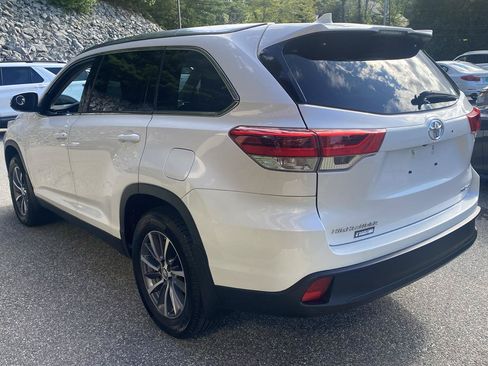 Used 2019 Toyota Highlander XLE AWD/4WD image 3
