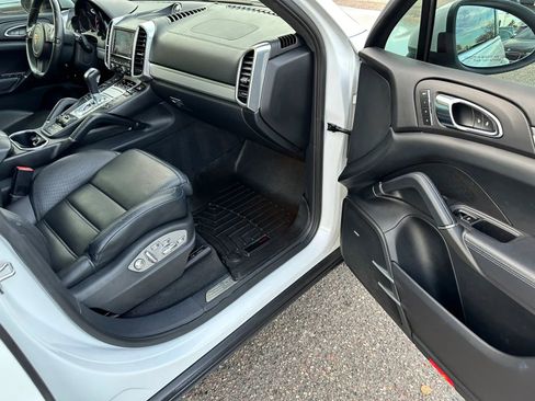 Used 2013 Porsche Cayenne Turbo image 22