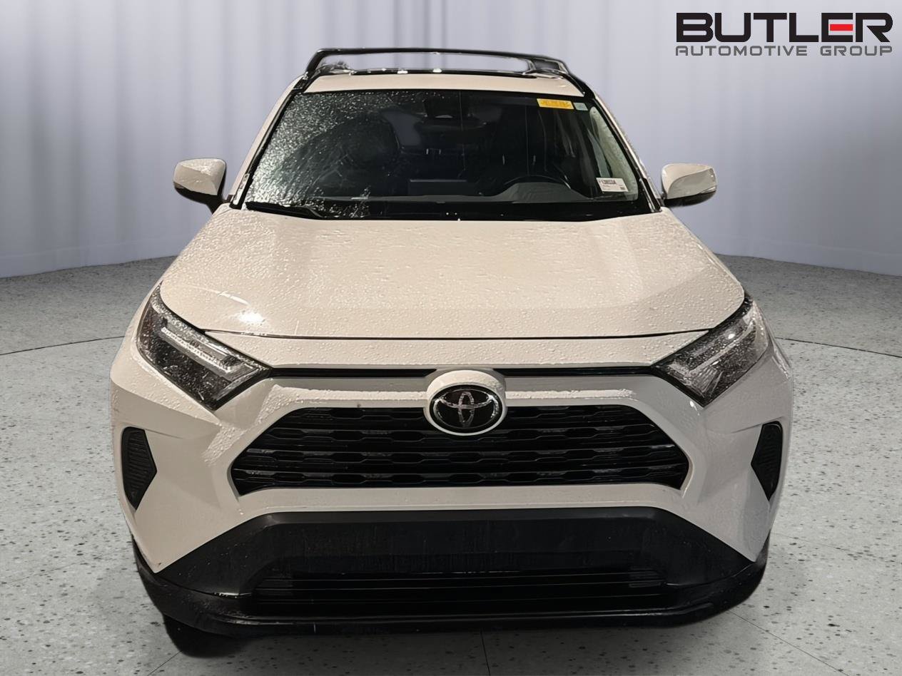 Used 2022 Toyota RAV4 XLE w/ Convenience Package FWD image 3