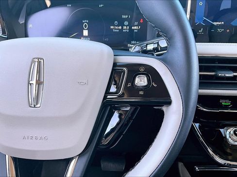 Used 2025 Lincoln Corsair FWD image 21