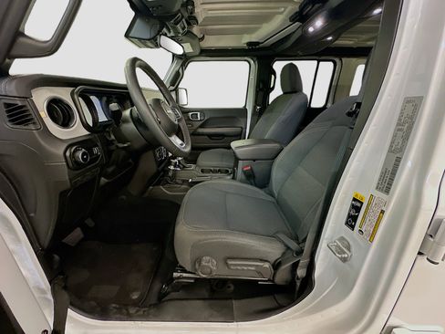Used 2025 Jeep Wrangler Sahara image 13