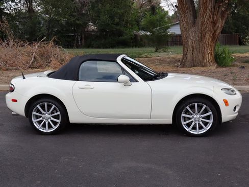 Used 2006 MAZDA MX-5 Miata Sport RWD image 3